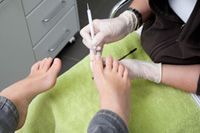 Patientin bei der medizinischen Fußpflege